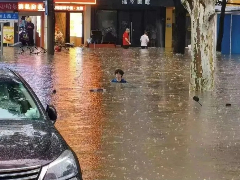 武汉大学校门水淹至肩膀。